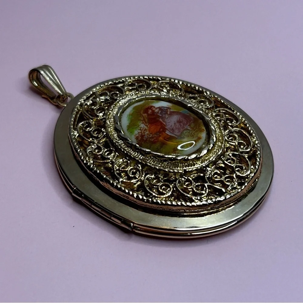 Vintage 70’s Victorian Style Gold Tone Locket Pendant